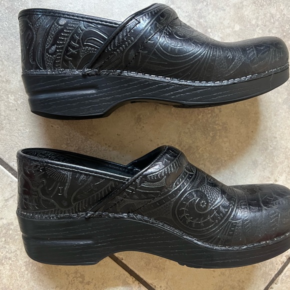 Dansko Clogs Black tooled embossed leather. Size 39 - Picture 9 of 10